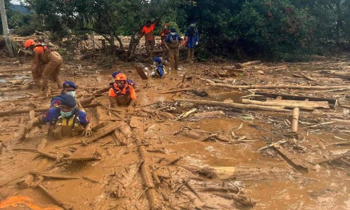 El presidente indonesio visita zonas inundadas con centenares de muertos y desaparecidos