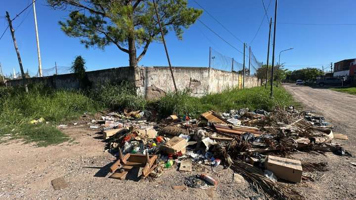 Vecinos reclaman por un microbasural en barrio Transporte: "Hace dos años que está así"