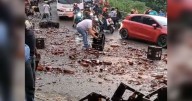 Video: vía colapsada en Bucaramanga tras caída de carga de cerveza de una tractomula