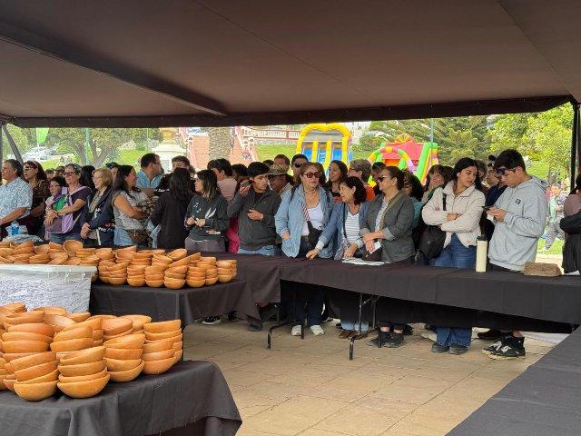 Pichilemu disfrutó con la preparación de pastel de jaiba gigante