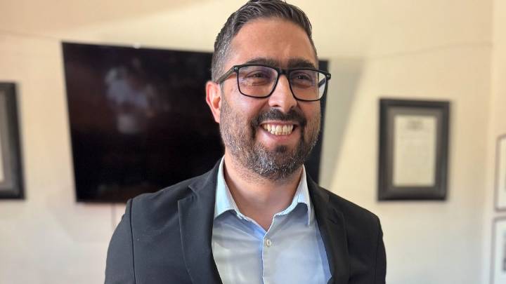 Reconocen a Sergio Treviño, comentarista de Tele Saltillo, por sus 20 años de trayectoria