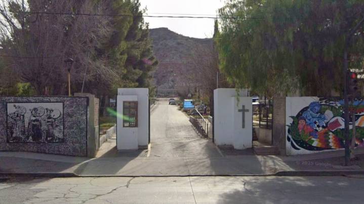 Un grupo de jóvenes hizo un picnic junto a la tumba de su esposo en el cementerio y estalló: “Estaban de joda”