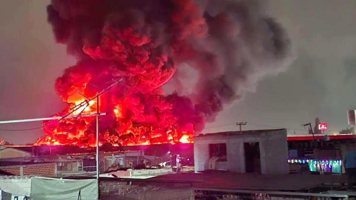 Arde fábrica textil en la zona centro de Ixtapaluca