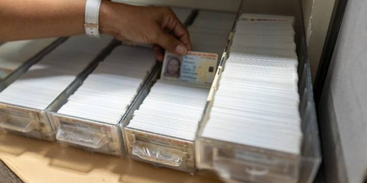 Detalles de la red que tramitaba identidades falsas para prófugos extranjeros: Registraduría tomó acciones tras la captura de un funcionario