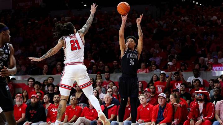 Emanuel Sharp scores 23, No. 7 Houston beats Jackson State 80