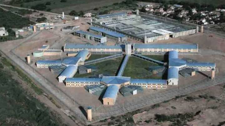 Diez guardias mujeres fueron detenidas por torturar a un preso trans