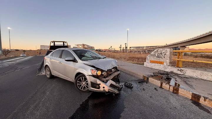Se impacta vehículo contra muro en el Circuito Universitario; no hay lesionados