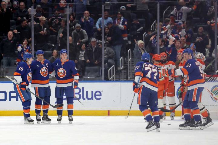 Lee scores twice, Islanders down Ducks 5-2 despite losing Bo Horvat