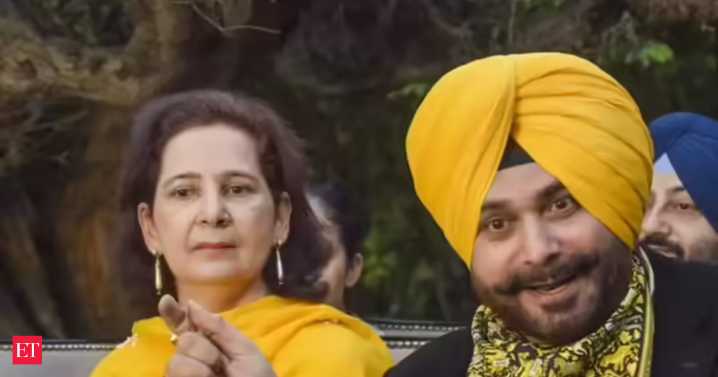 'Rs 500 cr for CM' row: Cong suspends Navjot Kaur