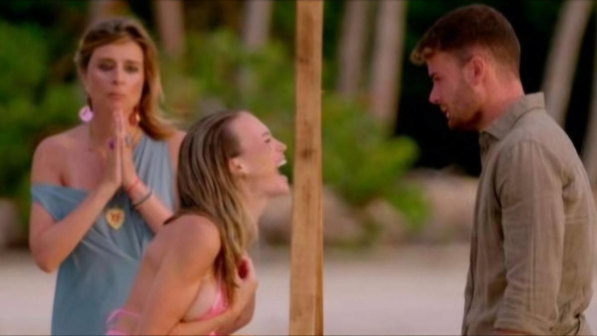 Almudena se desgarra en el espejo de 'La isla de las tentaciones' y Sandra Barneda se lleva un golpe: "Esto va a tener consecuencias"