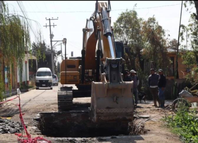 Vecinos exigen atención inmediata por socavón en Teoloyucan