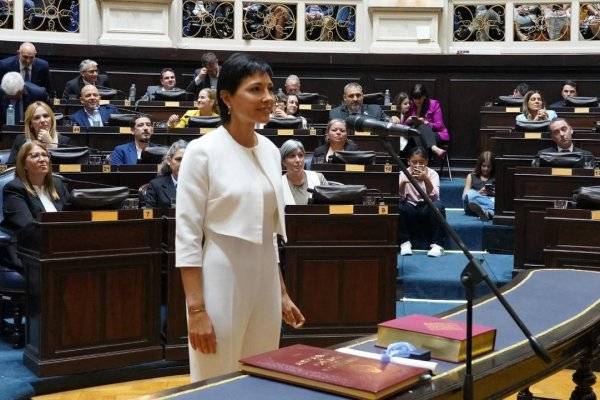 Mayra Mendoza juró como diputada provincial con un mensaje para Cristina y “los leales de corazón”