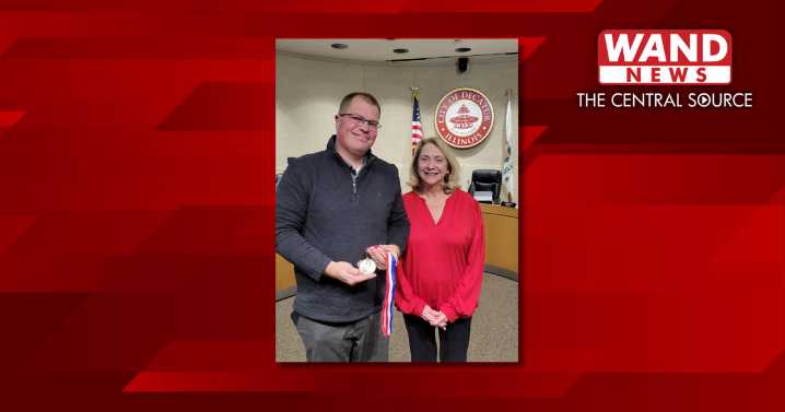 Man recognized for rescuing mother, 2 children from smoking vehicle before it caught fire