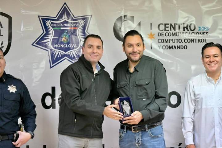 Carlos Villarreal Pérez entrega reconocimientos a policías en Monclova