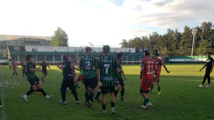 Durísima sanción a un club de la Rosarina por graves hechos de violencia en un partido del Regional Amateur