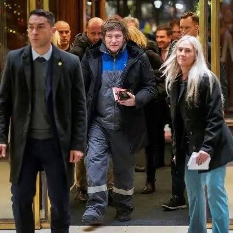 Milei sorprende en Oslo: llegó al Nobel vestido con un mameluco de YPF