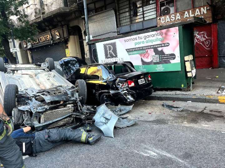 Un auto volcó, una mujer fue hospitalizada y buscan a un conductor que escapó