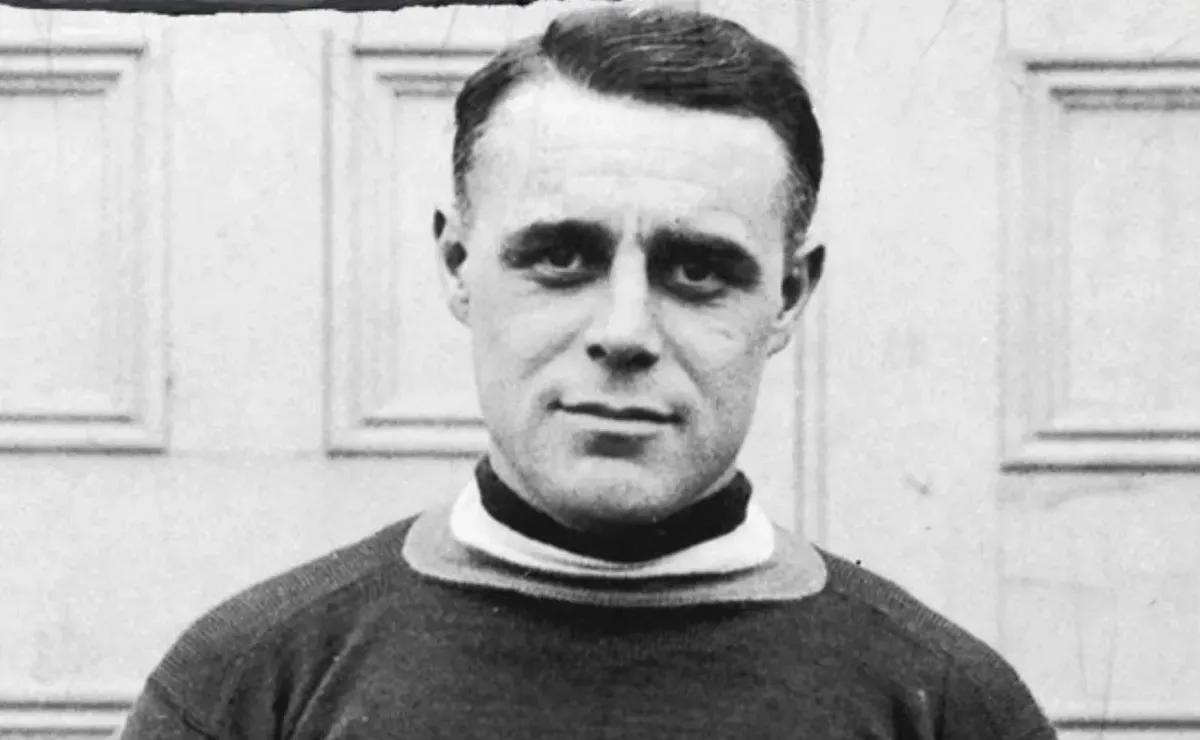 Which player holds the record for most goals in an NHL game?