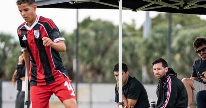 El gesto de Messi con un juvenil de River que le regaló su camiseta en su torneo en Miami