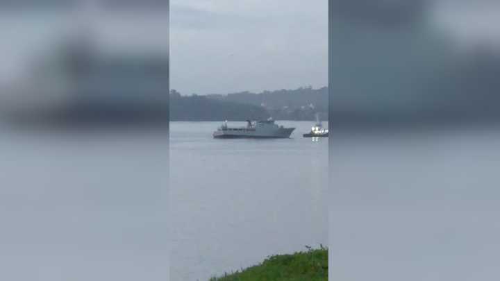 Un buque militar escorado y remolcado dentro de la ría de Ferrol: «Lo vi pasando apuros»