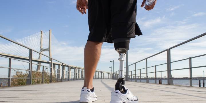 “Puedo sentir lo que piso”: una cirugía transforma el uso de prótesis en pacientes con amputaciones de piernas