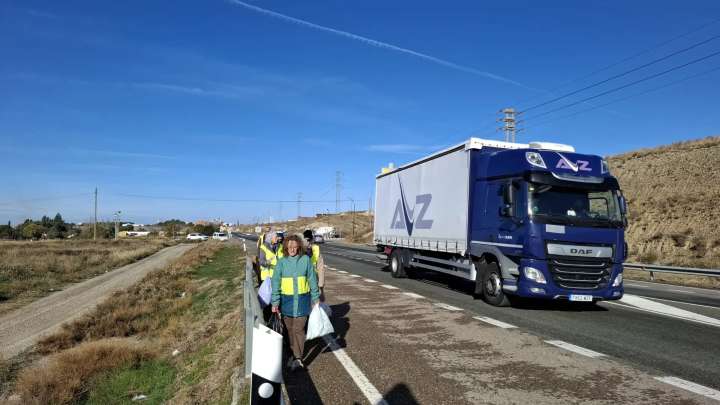 Vecinos de Movera tienen que andar por el arcén de la N-II en Malpica para tirar la basura: "Es peligroso"