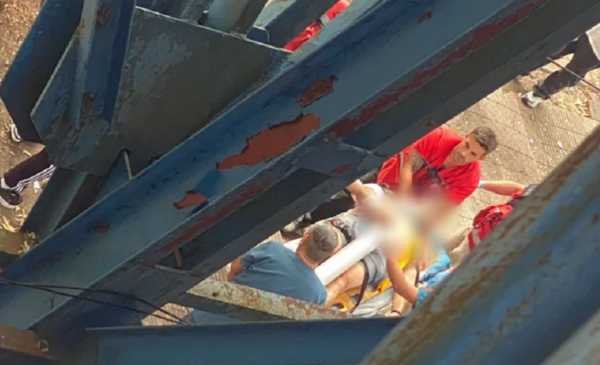 Un hincha de Gimnasia cayó de la tribuna y está hospitalizado