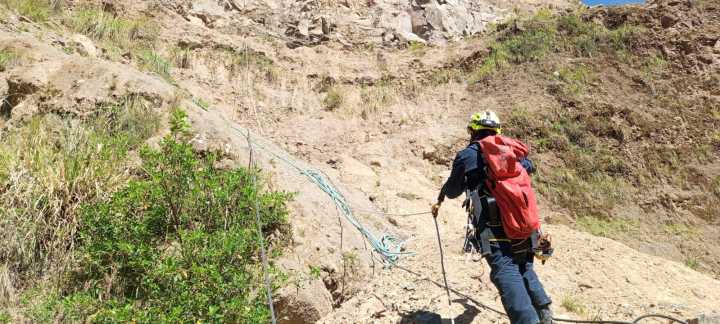 Realizan recuperación de cadáver en la vía Potosí