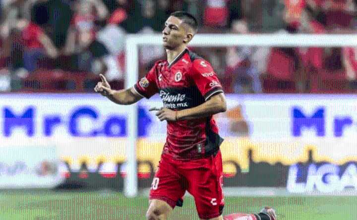 Llegó a Boca como figura y pasó desapercibido: El flojo presente de Ezequiel Bullaude en México