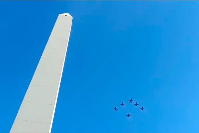 Los F-16 sobrevolaron Buenos Aires: vuelo rasante sobre el Obelisco y la Casa Rosada