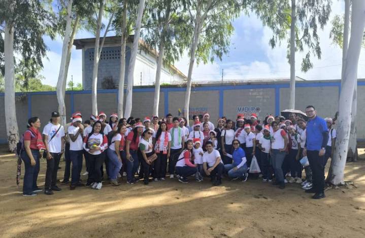 Estudiantes y docentes de ETC Francisco de Miranda llevaron música a pacientes