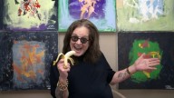 El curioso legado de Ozzy Osbourne: una colección de cuadros pintados con ayuda de chimpancés