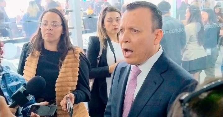 Acosta Félix protesta como auditor del estado y da por terminada su controversia con Corral