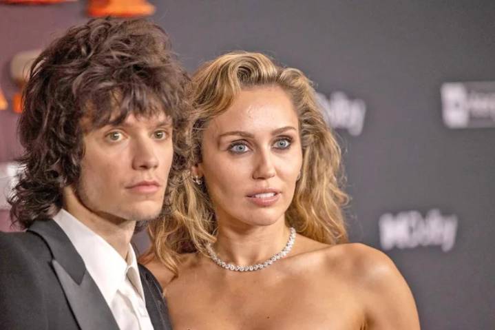 Miley Cyrus celebra su compromiso con el músico Maxx Morando tras cuatro años de relación