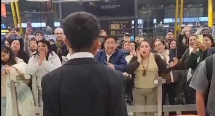 El tierno recibimiento de decenas de peruanos a Pol Deportes en España 