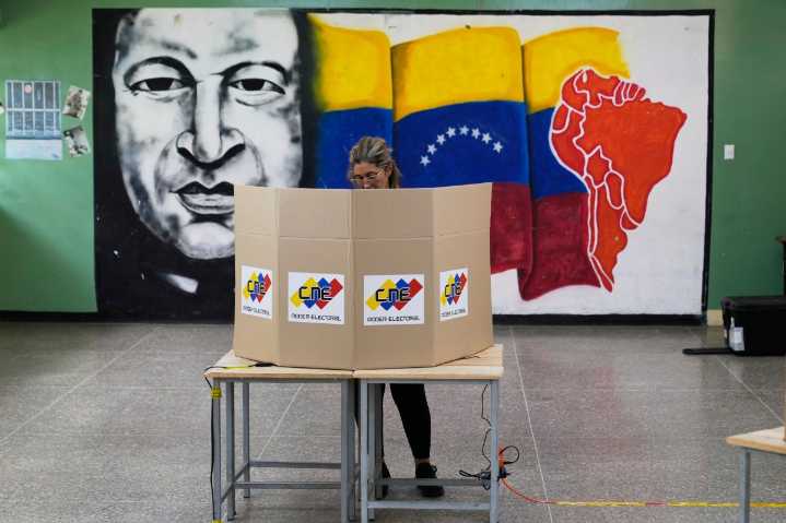 Gobierno de Maduro proyecta mayoría legislativa absoluta en elecciones marcadas por abstencionismo