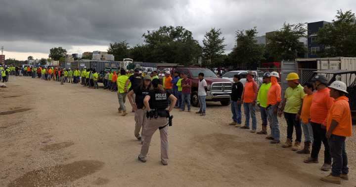 Más de 100 detenidos en una de las mayores redadas de inmigración de ICE en Florida