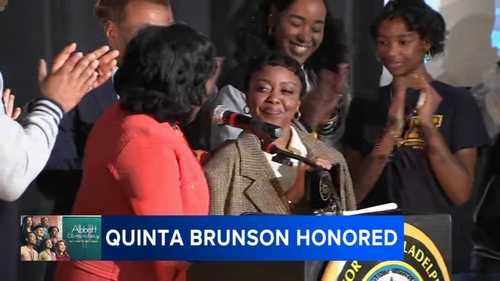 'Abbott Elementary' creator Quinta Brunson receives key to Philadelphia, dedicates mural at alma mater