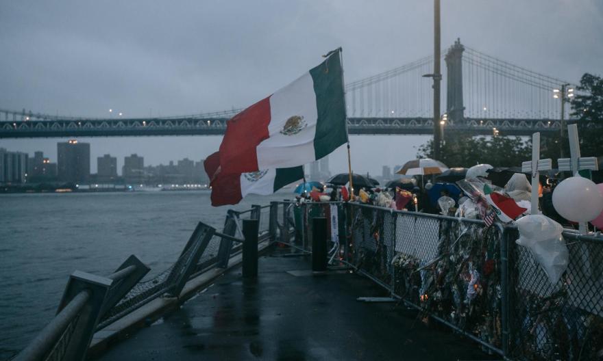 Nueva York recuerda a víctimas del Cuauhtémoc entre oraciones y música mariachi