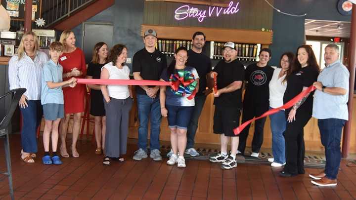 Chamber celebrates Midnyt Burger expanding to offer lunch