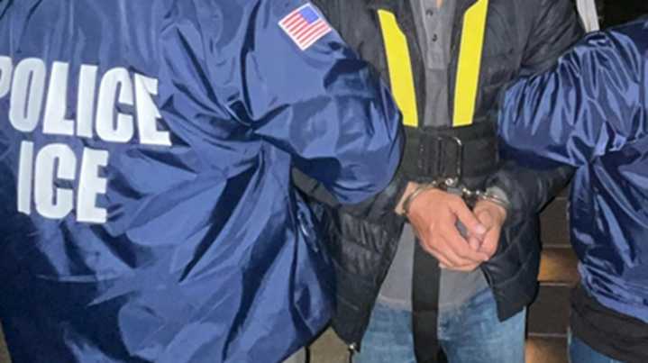 Videos de arrestos difundidos por ICE siembran el terror
