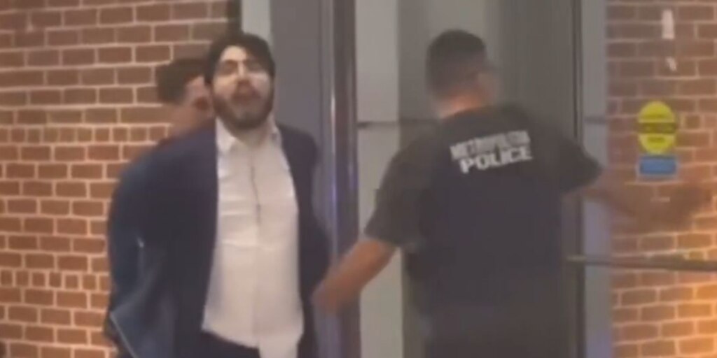 El momento en que arrestaron al sospechoso del asesinato de los empleados de la embajada de Israel en Washington