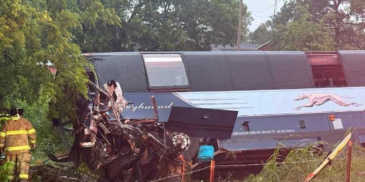 2 dead in crash involving Greyhound bus en route from Memphis to Nashville