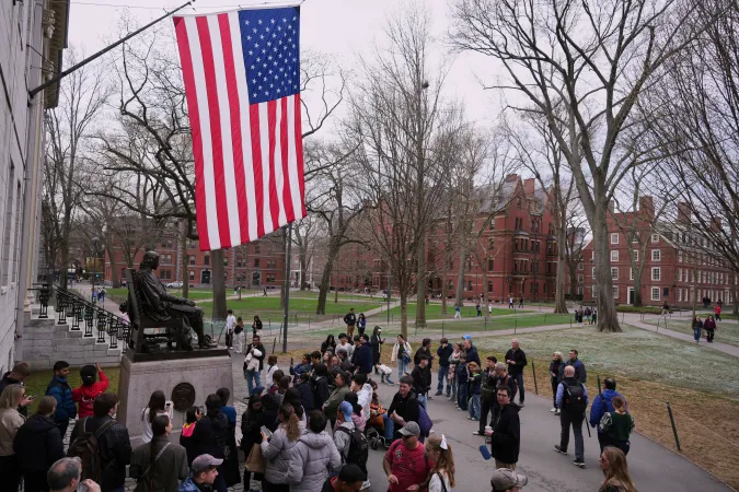 Trump pretende retirar $3,000 millones en subvenciones a Harvard
