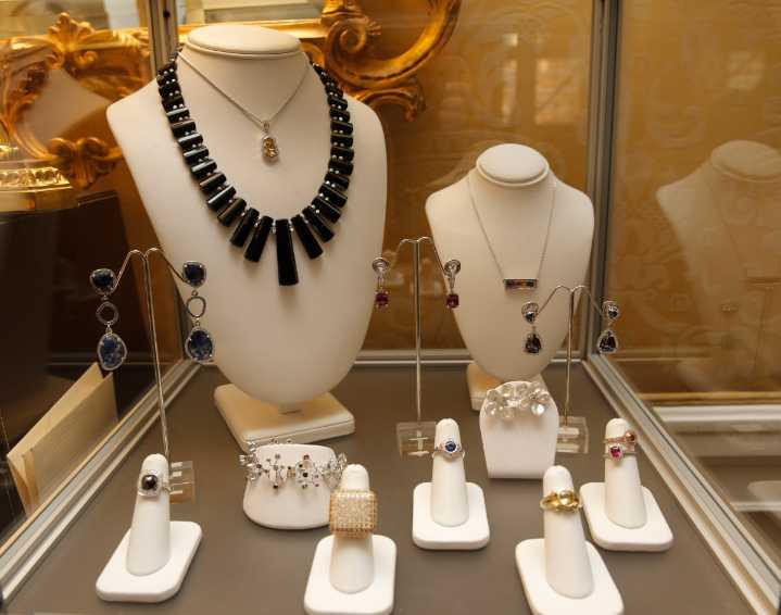 Ladrones roban más de $2 millones de joyería en Ventura