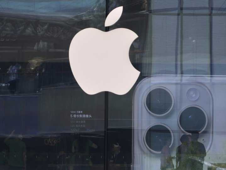 Trump threatens 25% import tax on Apple