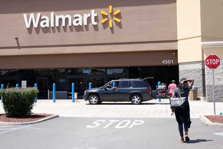 Trump arremete contra Walmart porque subirá sus precios por culpa de los aranceles