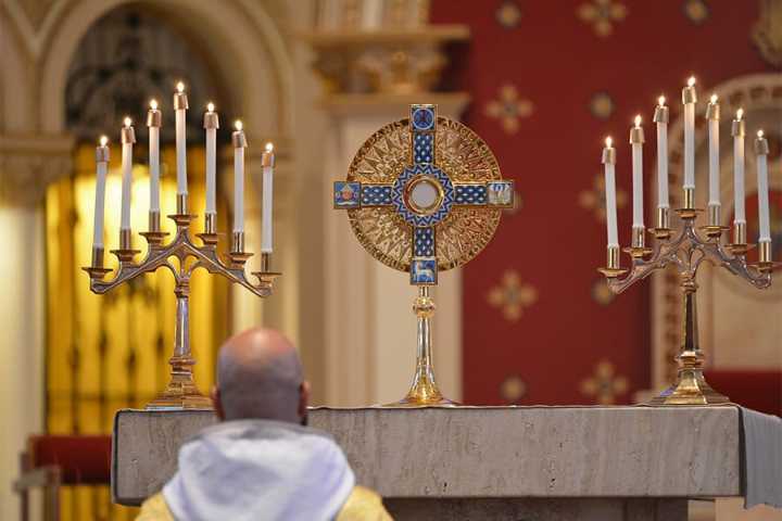 National pilgrimage carries the Eucharist to Midwest cathedrals and along cow fields