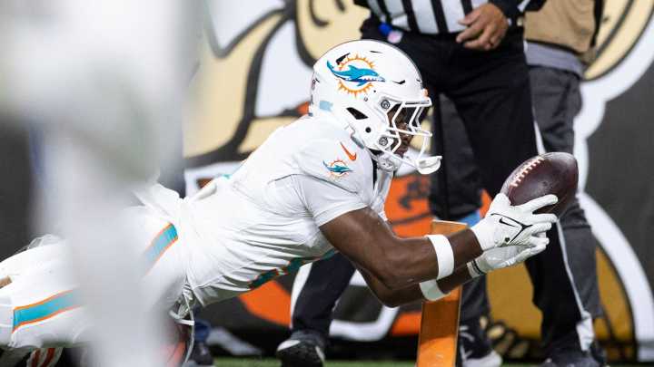 Miami Dolphins y Pittsburgh Steelers, en conversaciones para intercambio de Jonnu Smith