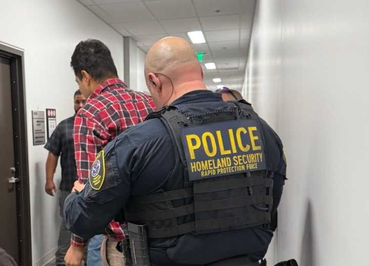 Una trampa: ICE arresta a solicitantes de asilo tras audiencias